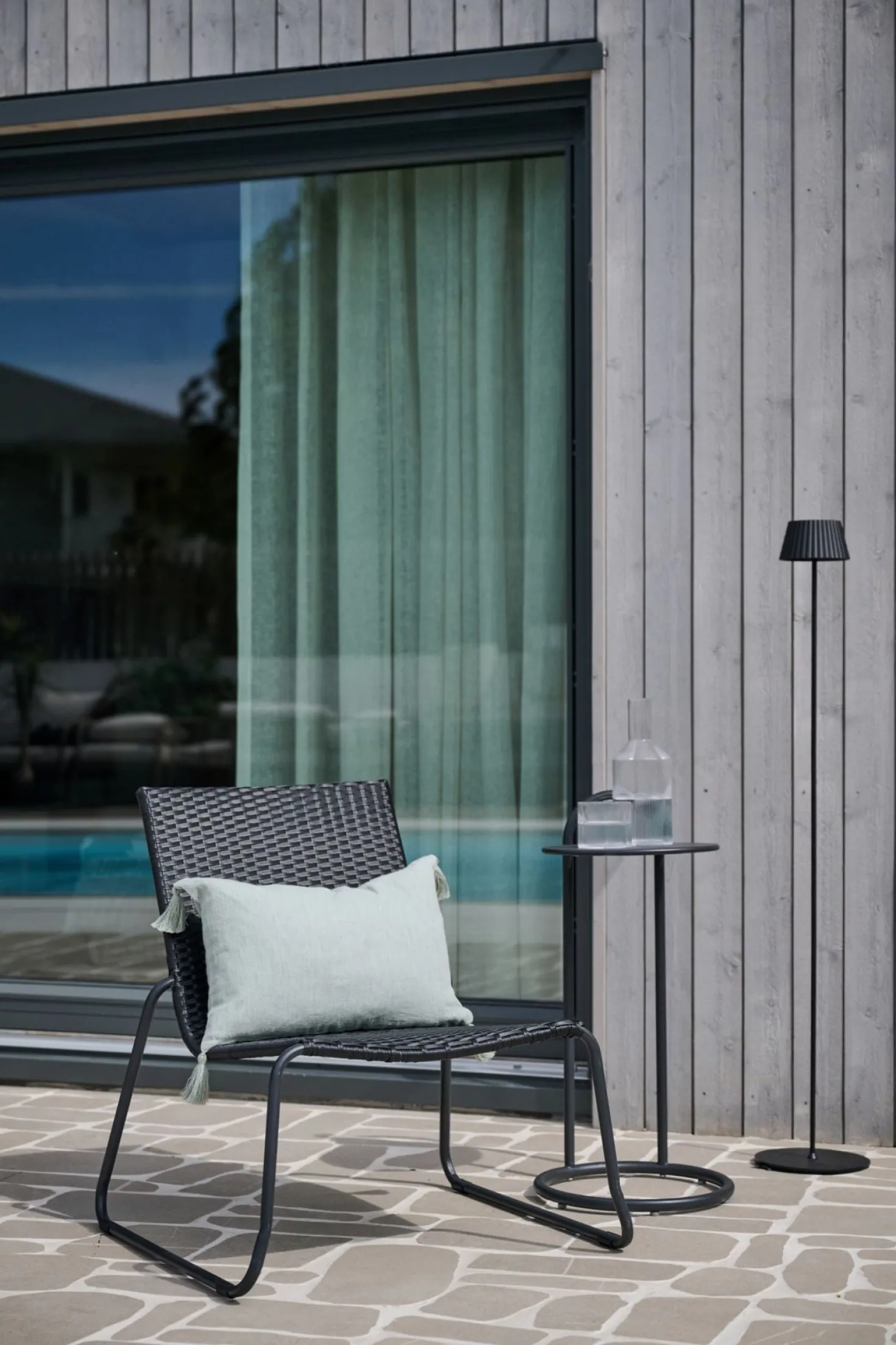 Batteridriven golvlampa svart - 122 cm ø13,5