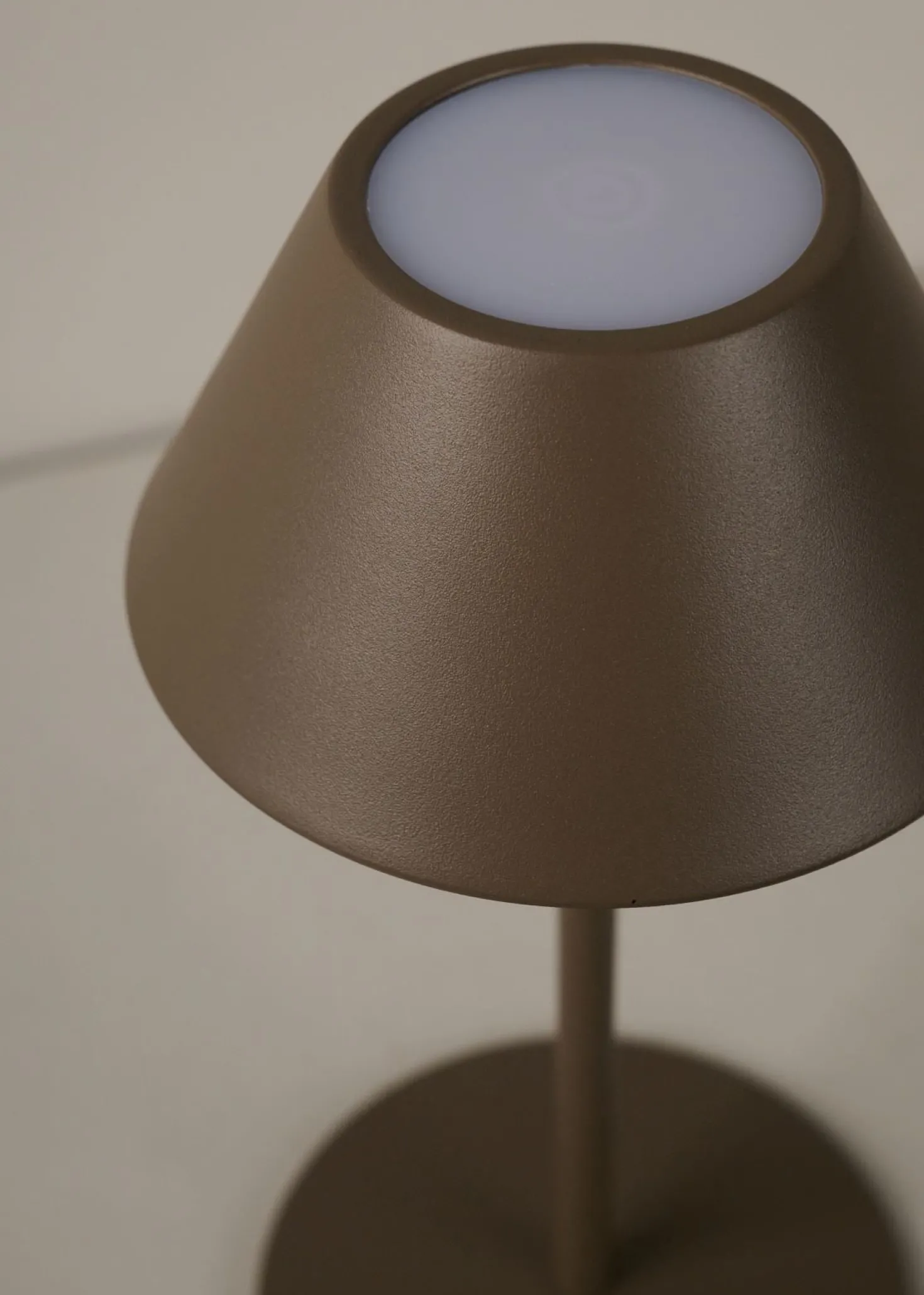 Led bordlampa brun - 10x10x21 cm